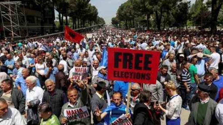 Duizenden manifestanten eisen ontslag van Albanese premier