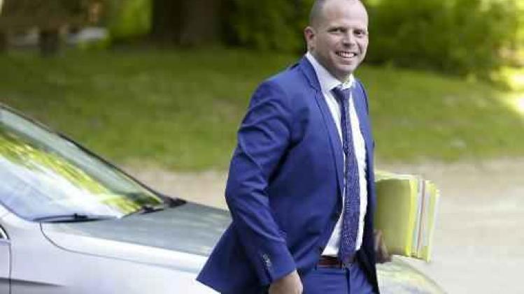 Vluchtelingencrisis - Politie ontdekt 57 mensen zonder papieren nabij parking Groot-Bijgaarden