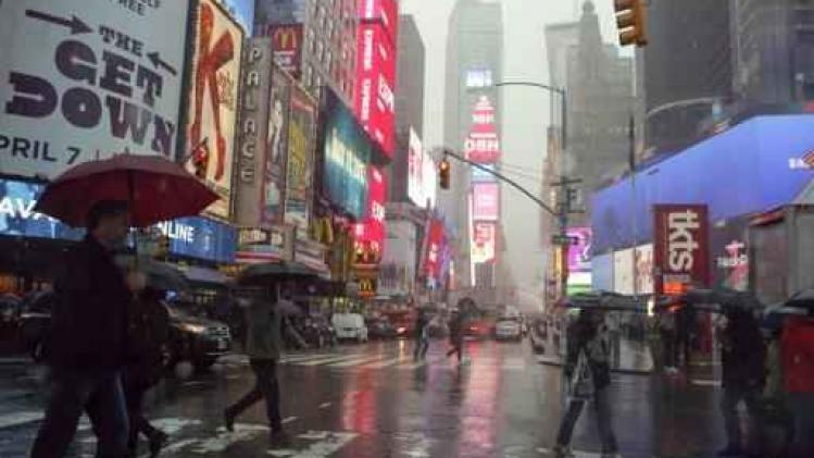 Auto rijdt in op voetgangers op Times Square