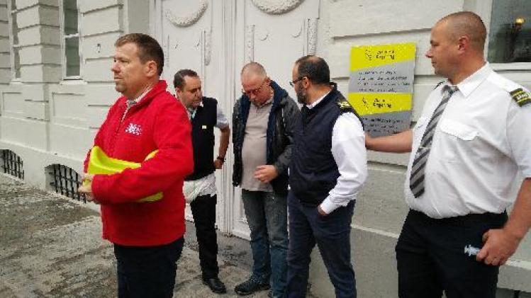 Buschauffeurs "plassen" tegen gevel kabinet-Weyts