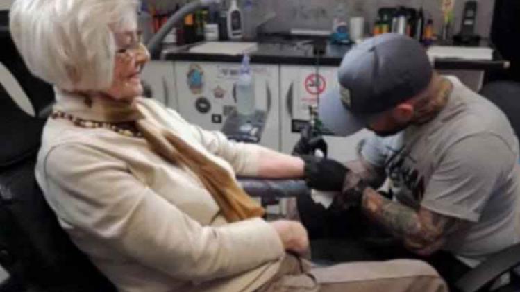 Oma van 82 jaar laat tattoo zetten