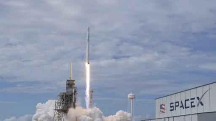 Dragon-capsule met succes richting ISS gelanceerd