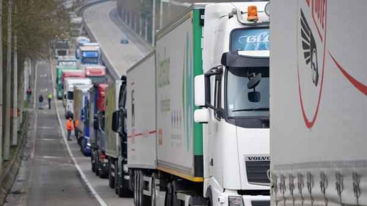 Vrachtwagens die gekoppeld rijden besparen tot vijf procent