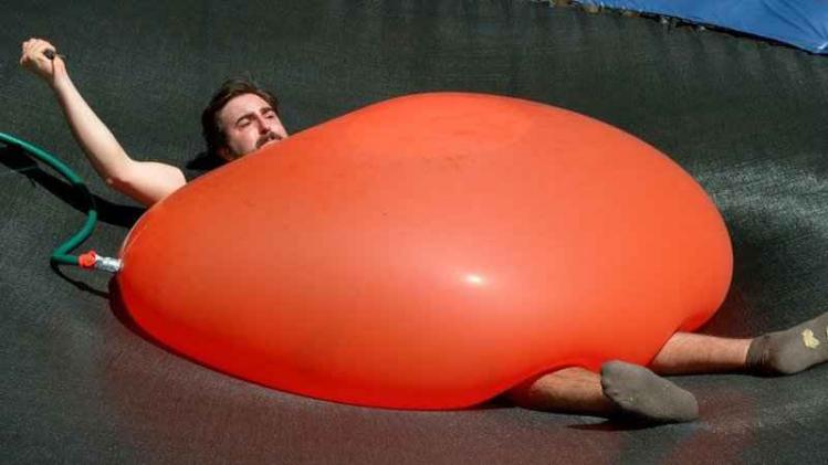Alles voor de show: man laat zich verpletteren onder enorme waterballon