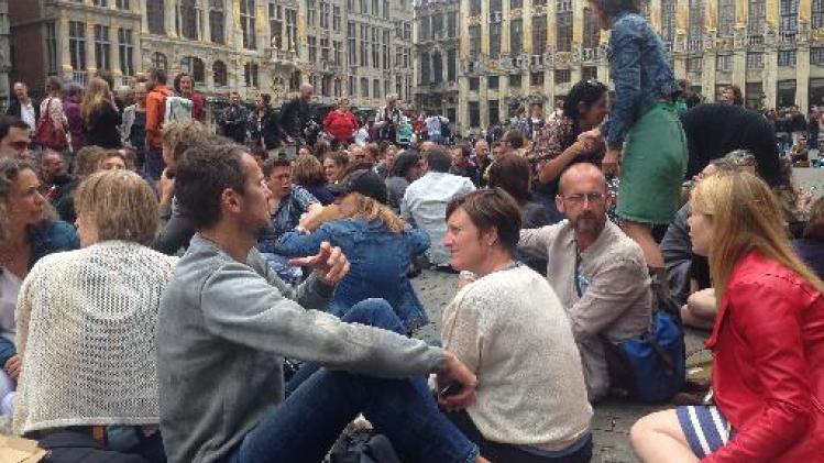 Honderdtal Brusselaars protesteren met sit-in tegen Brusselse beleid