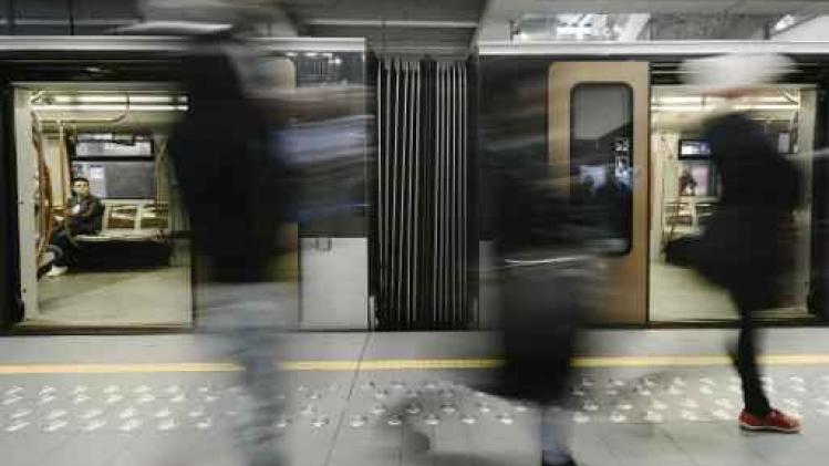 Pascal Smet schrapt hoofddoekenverbod in winkels Brusselse metro