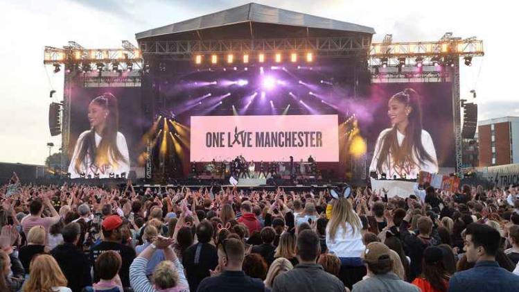 Ariana Grande treedt op tijdens het benefietconcert in Manchester