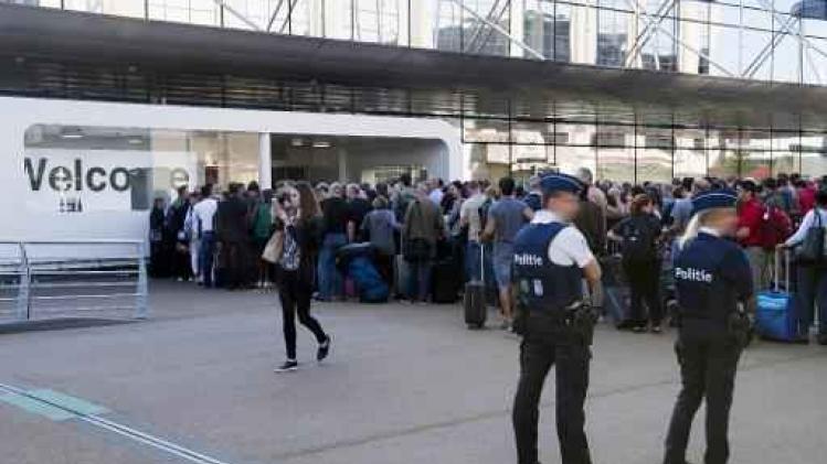 Stroompanne Brussels Airport - Driehonderdtal mensen wacht om luchthavengebouw binnen te gaan