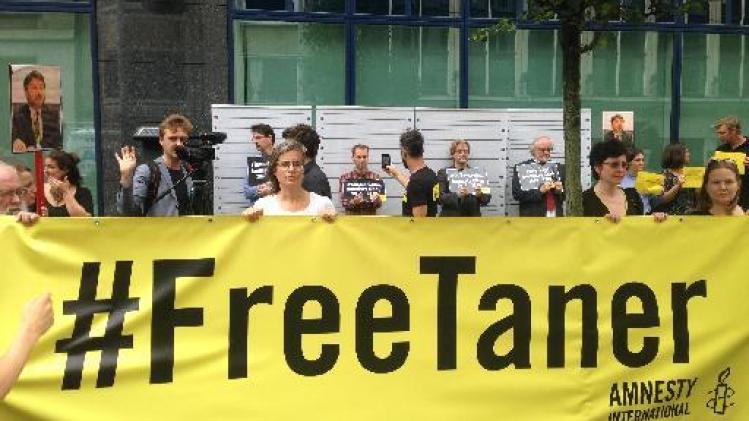 Amnesty International-voorzitters laten zich in boeien slaan aan Turkse ambassade