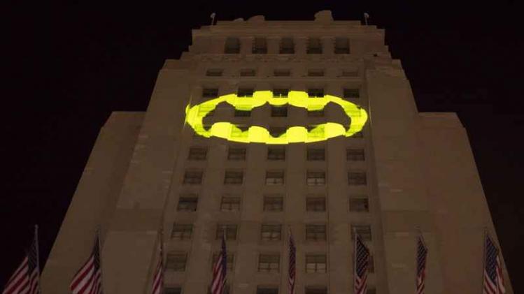 Batman-signaal brengt laatste ode aan Adam West