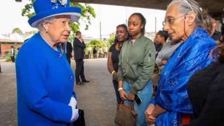 Britse koningin en prins William bezoeken opvangcentrum na appartementsbrand Londen