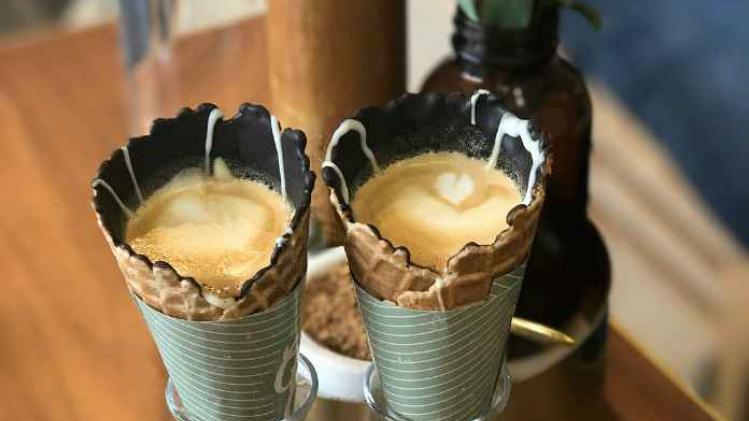 Nieuwe koffiebar serveert latte in een ijshoorntje