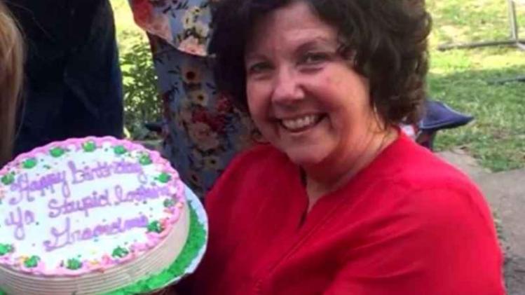 Beledigende taart maakt vrouw duidelijk dat ze grootmoeder wordt
