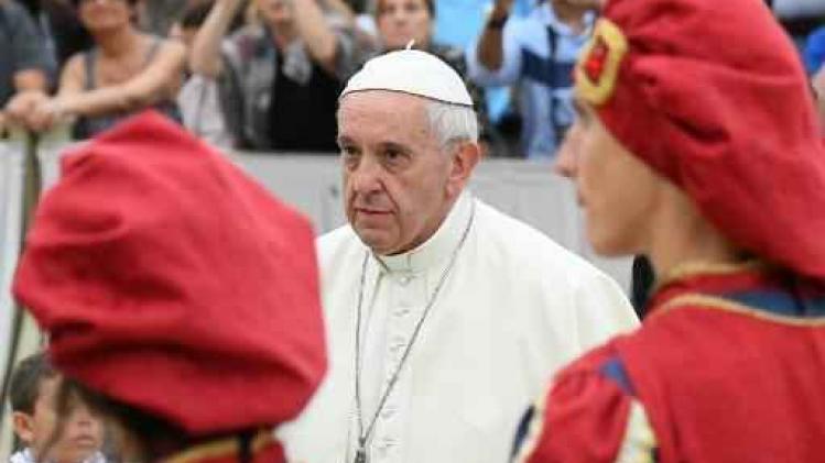Paus wil ouderen eerder met pensioen sturen en hun jobs aan jongeren geven