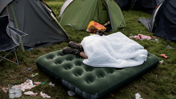 Man ligt te slapen op een festival