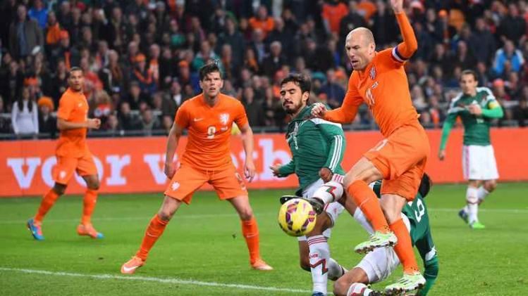 Arjen Robben versiert een strafschop tegen Mexico