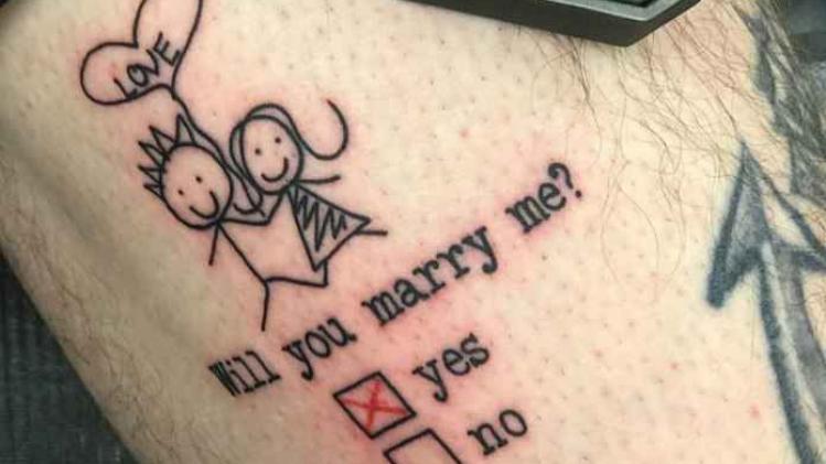 Vinny Capaldo-Smith vraagt vriendin ten huwelijk met gewaagde tattoo
