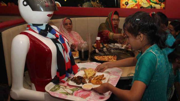 In Pakistan bestaat een restaurant waar robots opdienen