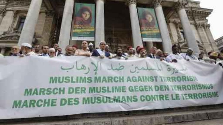 Mars van moslims tegen terrorisme aangekomen op Brussels Beursplein