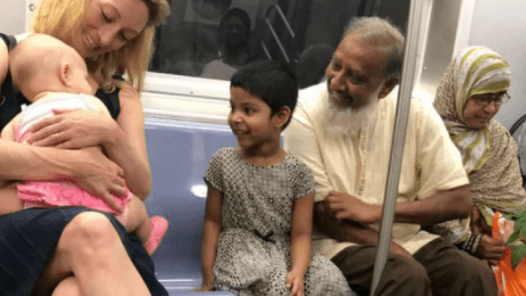 Deze foto brengt multiculturele New Yorkse metro perfect in beeld