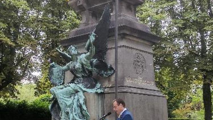 11 juli - De Wever brengt bloemenhulde aan Franstalige burgemeester Leopold De Wael