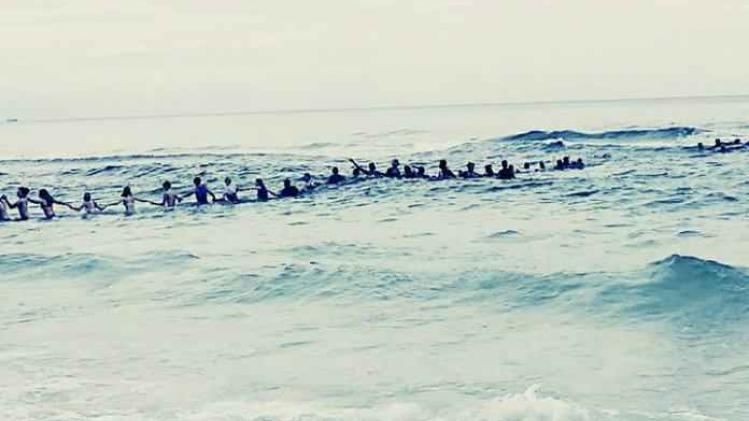 Menselijke ketting van 80 mensen redt familie uit kuststroom