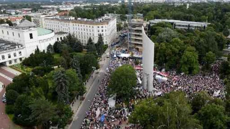 Duizenden Polen komen op straat om te protesteren tegen machtsgreep bij justitie