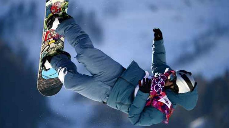 iPhone snowboarder crasht door foto's naakte vrouwen nadat hij zijn nummer op zijn helm plaatst