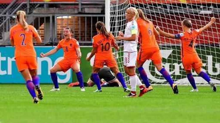 EK voetbal 2017 (v) - Nederland neemt met 1-0 zege tegen Denemarken de leiding in de groep van de Red Flames