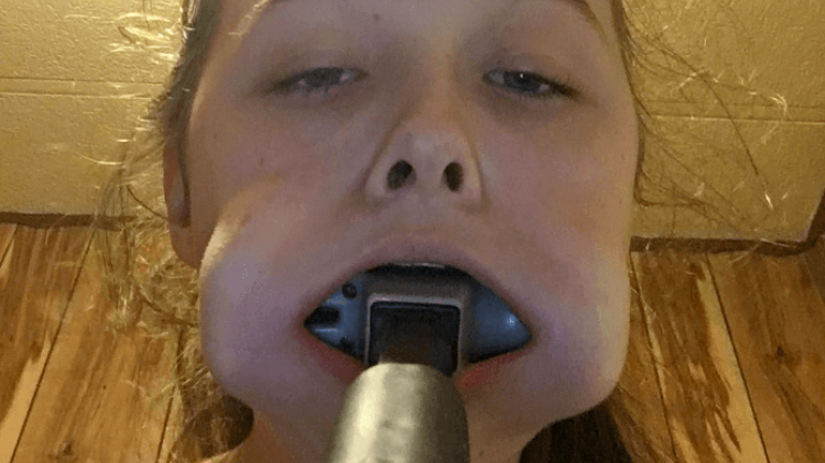 Amerikaanse tiener neemt selfie met hamer in haar mond