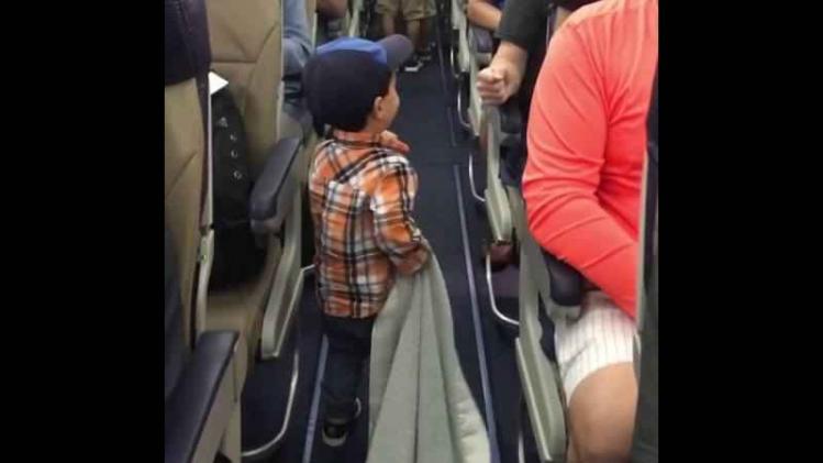 VIDEO. Jongetje begroet iedereen op vliegtuig met een vuistje