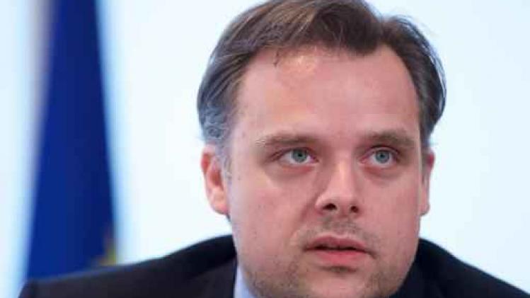 De Backer roept slachtoffers van camerahacking op klacht in te dienen