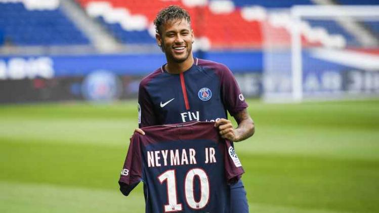 IN BEELD. Neymar wordt triomfantelijk onthaald in Parijs