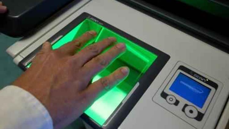 Privacycommissie gekant tegen plan om vingerafdrukken voor paspoorten 20 jaar te bewaren