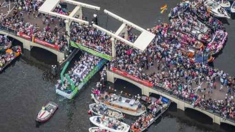 Feestelijke Canal Parade in Amsterdam lokt honderdduizenden bezoekers
