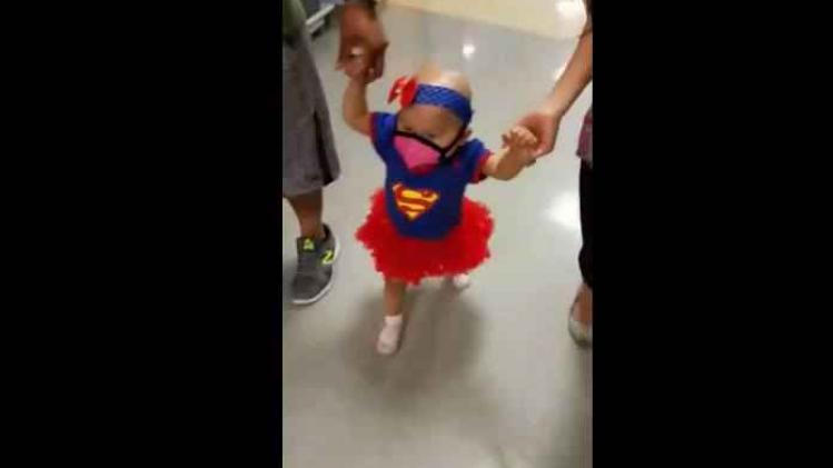 Eenjarige 'Supergirl' verovert wereldwijd harten