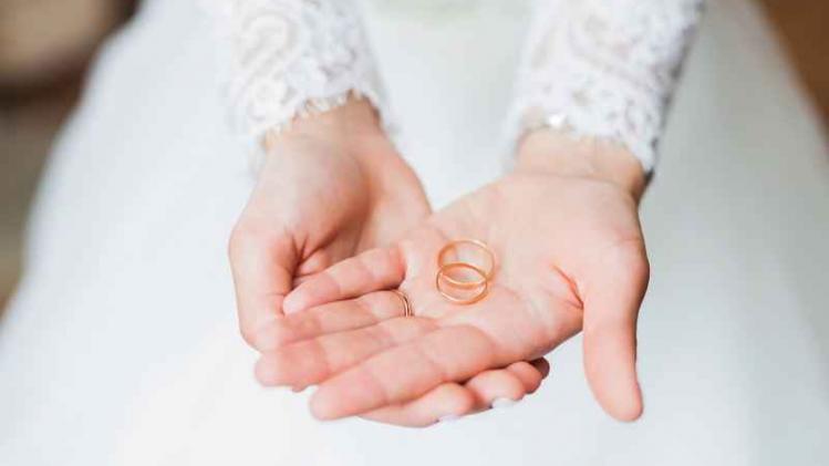 Dief gaat aan de haal met verlovingsring tijdens het huwelijksfeest