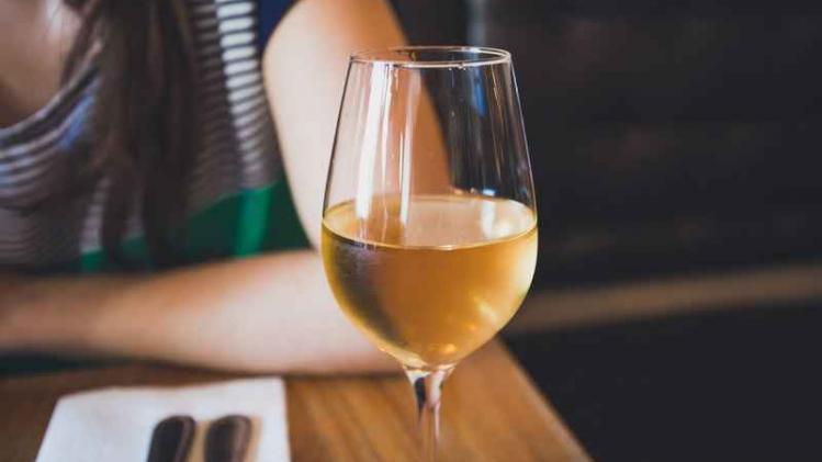 Witte wijn ijskoud drinken: doen of niet?