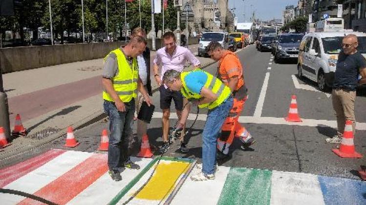 Antwerpen schildert zebrapaden in regenboogkleuren voor Antwerp Pride