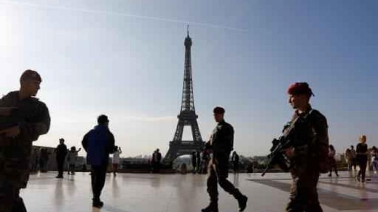 Voertuig rijdt in op militairen bij Parijs: zes gewonden