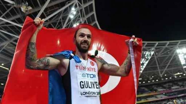 WK atletiek - Turk Ramil Guliyev houdt Wayde van Niekerk van historische dubbel