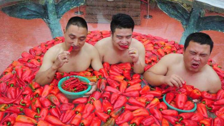 IN BEELD. Halfnaakte Chinezen houden jaarlijkse peper-eetwedstrijd