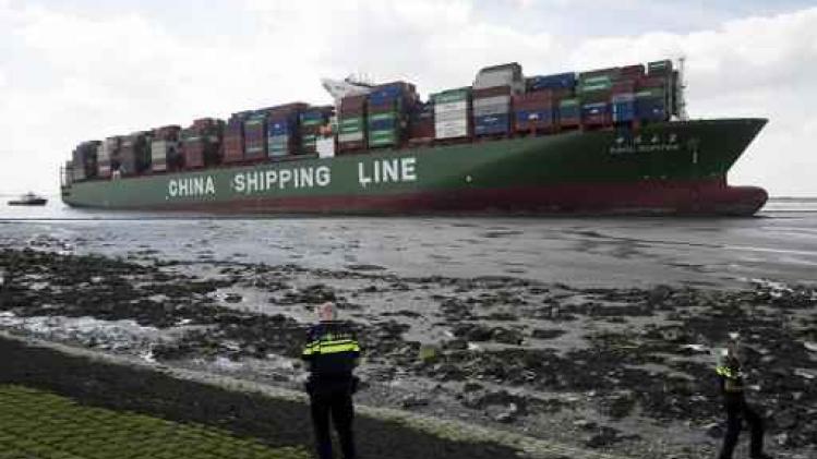 Containerschip loopt vast - Scheepvaartverkeer genormaliseerd