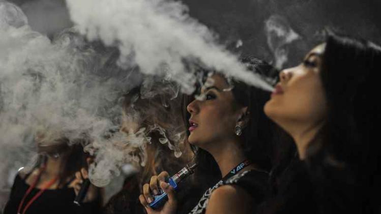 Een Britse studie suggereert dat dampen tieners kan aanzetten tot roken
