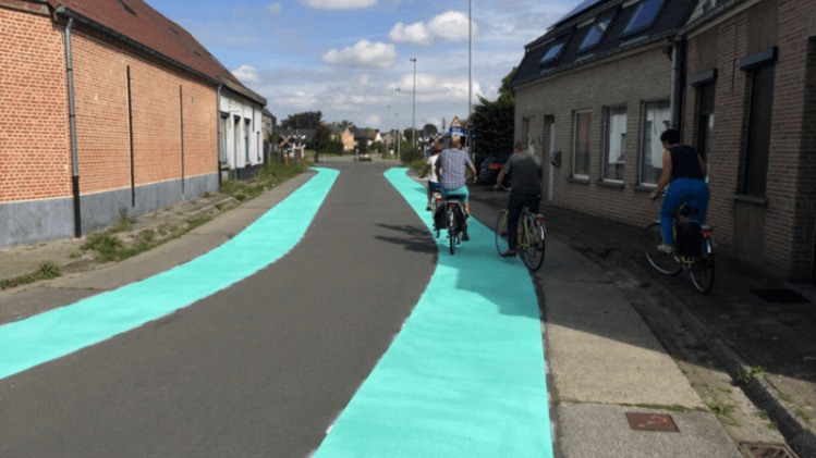 Dendermonde legt eerste reflecterende fietsstrook van België