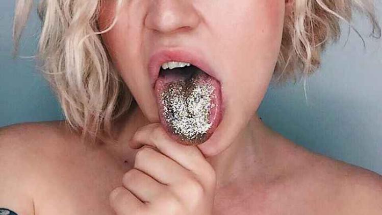 Glitters op je tong is nieuwe trend