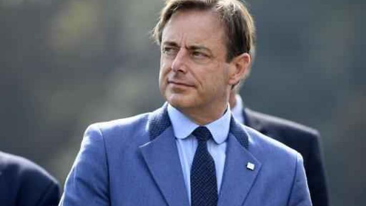 Burgemeester De Wever hoopt op "signaal van buurt" na aanval op politieagenten