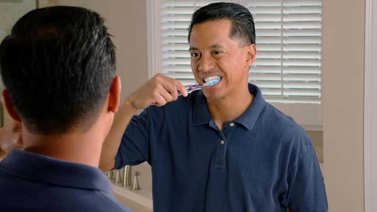 800px-Man_brushing_teeth