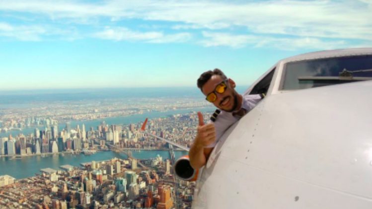 Piloot lijkt selfies uit cockpitraam te maken