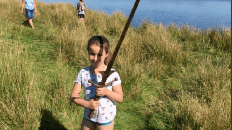 Brits meisje vindt mysterieus zwaard in meer van Koning Arthur